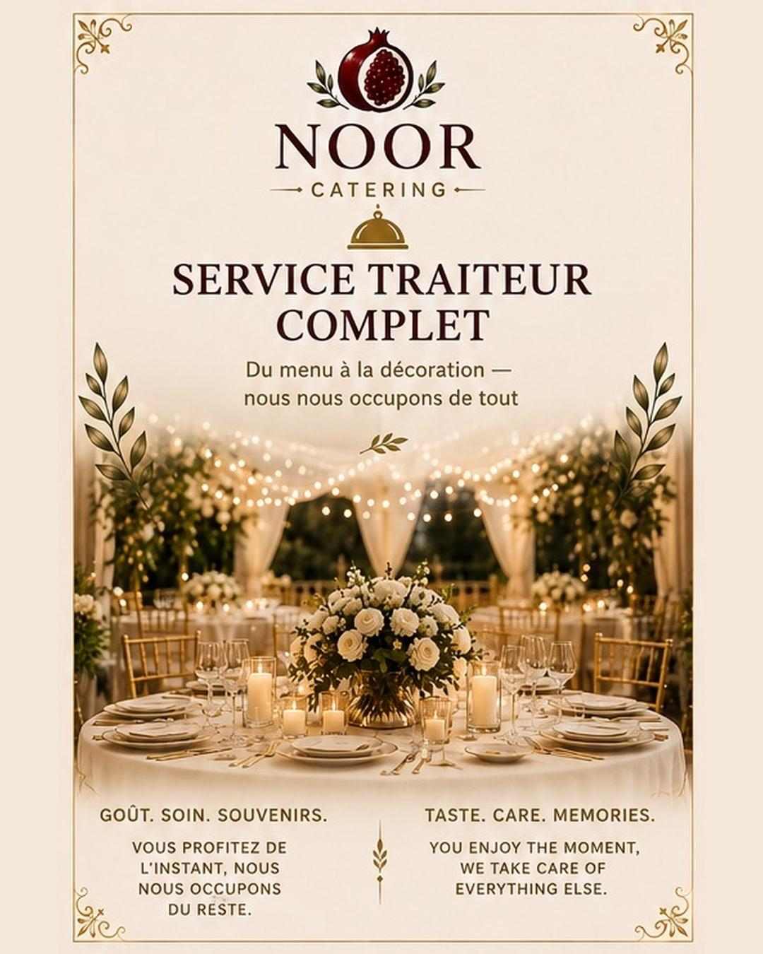 Affiche NOOR Catering — service traiteur complet, table de réception dressée avec vaisselle dorée, bougies et fleurs blanches